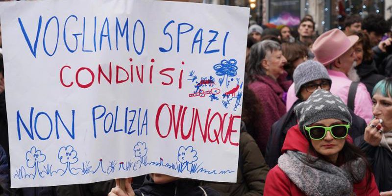 Allarme a Aska: la prima vittima è stata chi cercava risposte in piazza