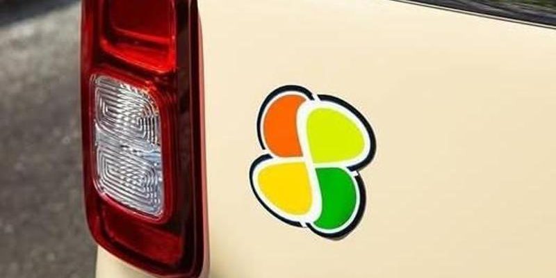 Nichelino introduce adesivo quadrifoglio per guidatori oltre 70 anni al brindisi di Natale.