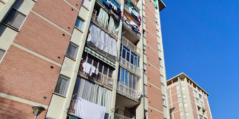 Caso di discriminazione alla rovescia in Piemonte: la polemica sulla casa ai migranti dopo la perdita del lavoro