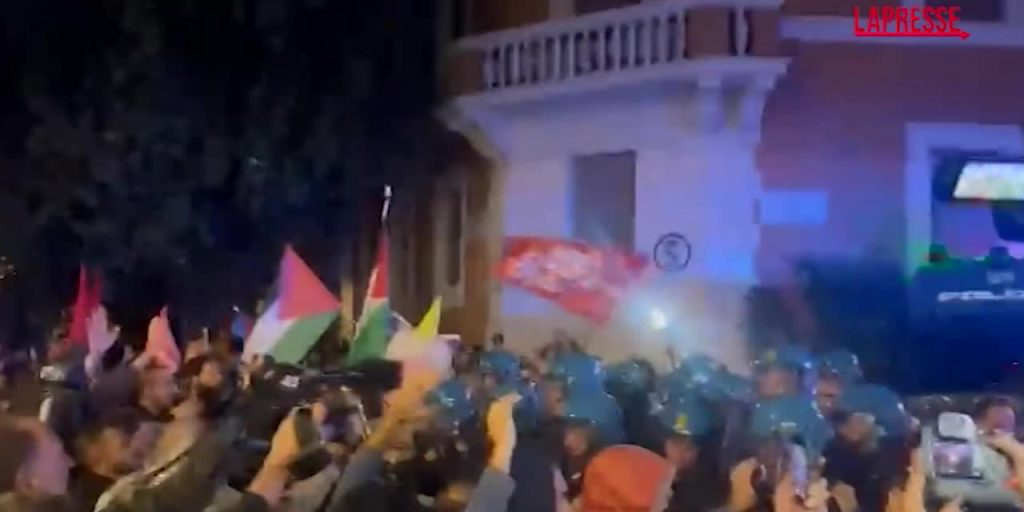Roma, scontri a manifestazione pro Palestina: idranti in azione