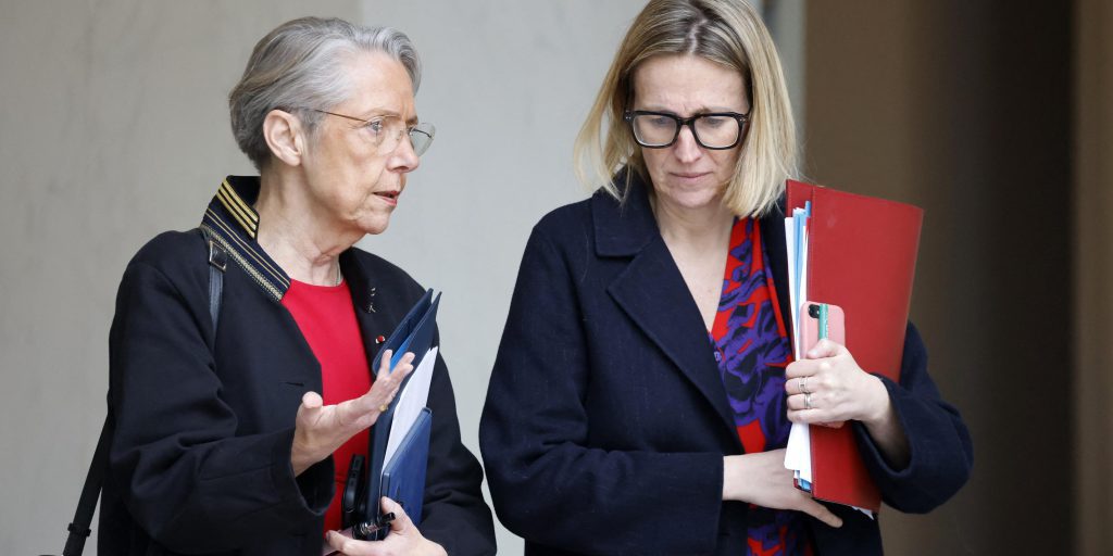 Ex ministri tornano al Parlamento: frustrazione e distanza dal primo ministro durante il dibattito sul bilancio