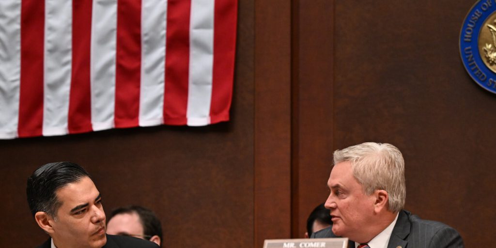 Il panel della Camera vota bipartisan per dichiarare i Clinton in stato di disobbedienza nell’inchiesta Epstein