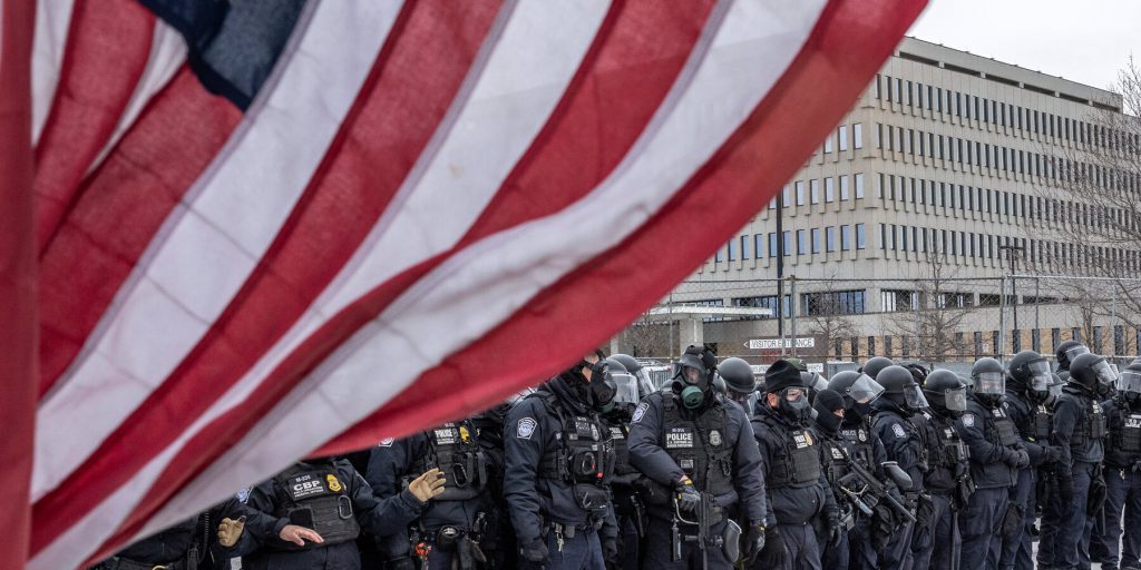 Polizia militare in allerta per possibile dispiegamento in Minnesota in caso di attivazione dell'Acta di insurrezione