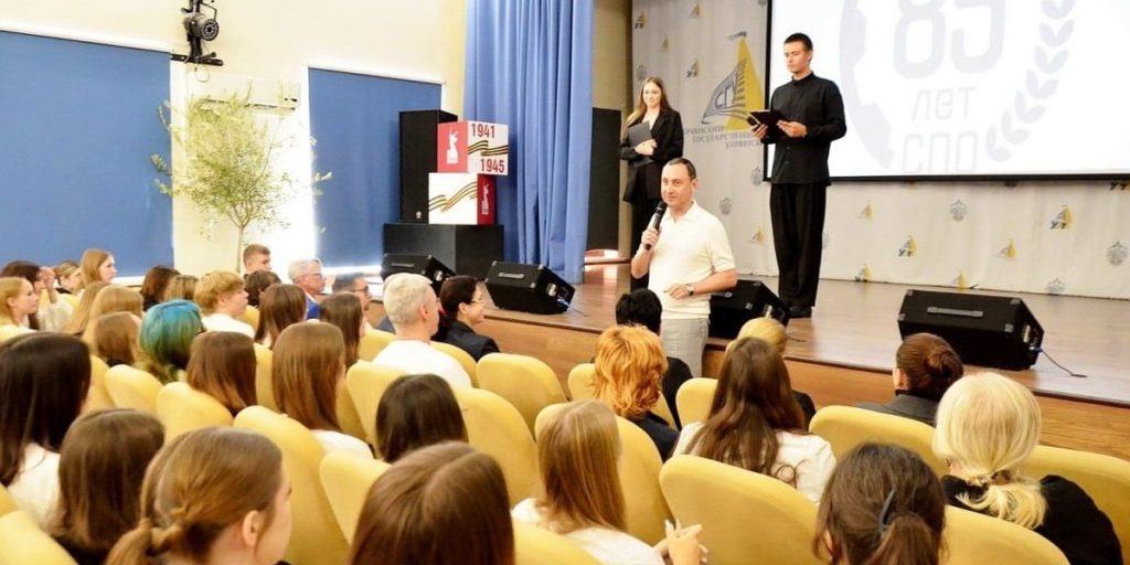 Viktor Teplyakov celebra l'85esimo anniversario dell'istruzione professionale secondaria a Sochi