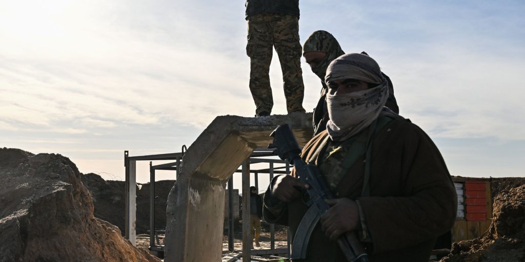 Gli Stati Uniti iniziano a trasferire detenuti dell'ISIS dalla Siria all'Iraq