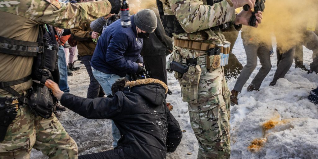 Circuito Ottavo sospende l'ingiunzione che limitava le tattiche degli agenti federali in Minnesota