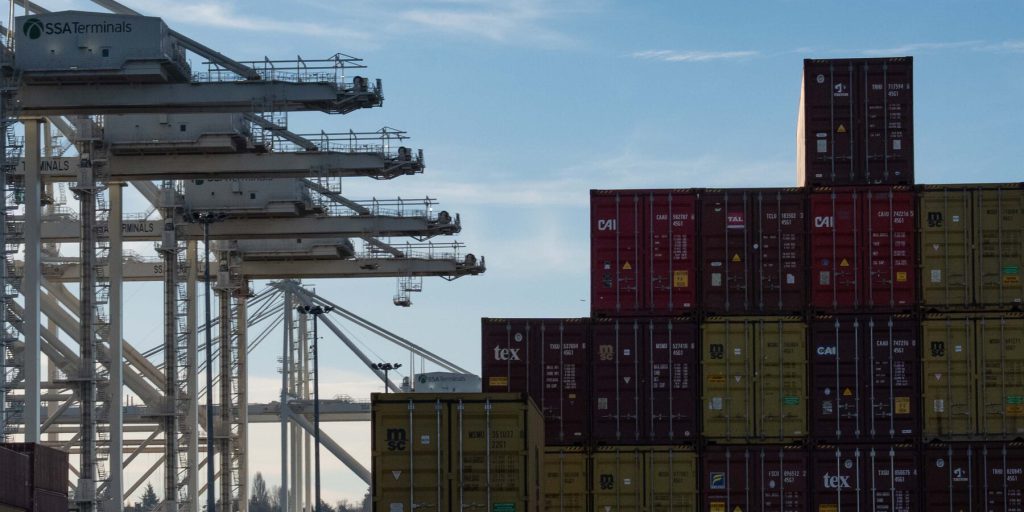 Corte Suprema rimanda decisione sul caso delle tariffe, impatto economico in attesa