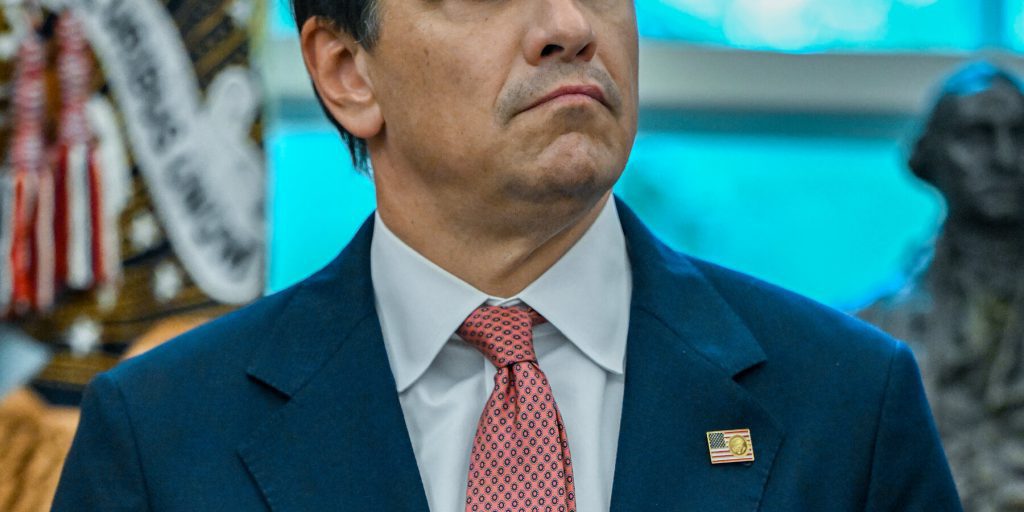 Blanche garantisce che le menzioni di Trump nei documenti di Epstein non verranno rimosse