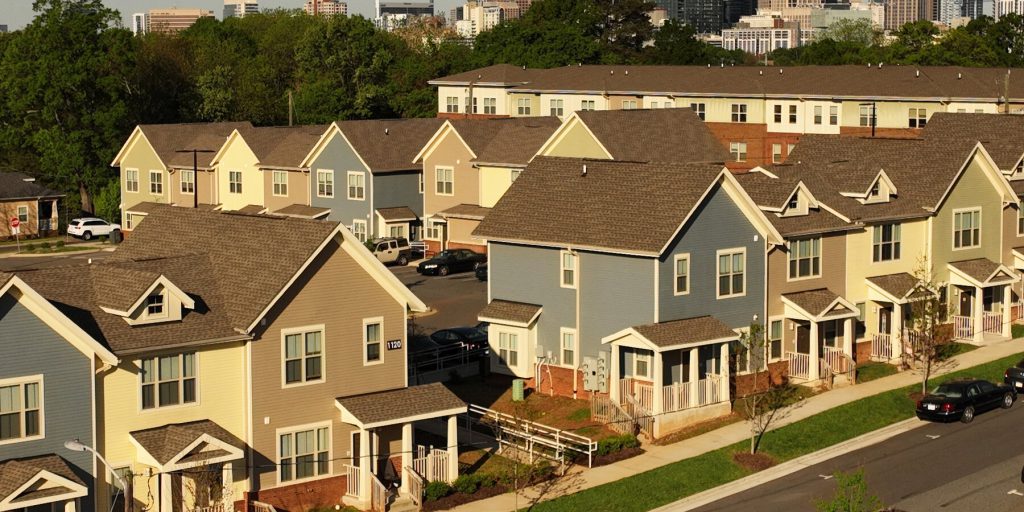 Trump promette nuove politiche abitative negli Stati Uniti, ma senza dettagli concreti