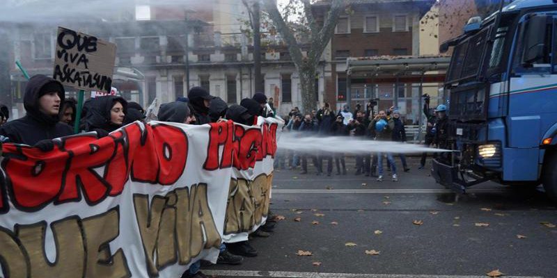 Polizia sgombra edificio Askatasuna a Torino, restano blindati: proteste previste per Capodanno e 31 gennaio