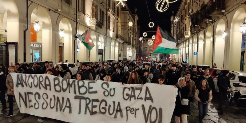 Proteste a Torino contro la ripresa dei bombardamenti a Gaza: centinaia di persone scendono in piazza per chiedere la fine delle ostilità