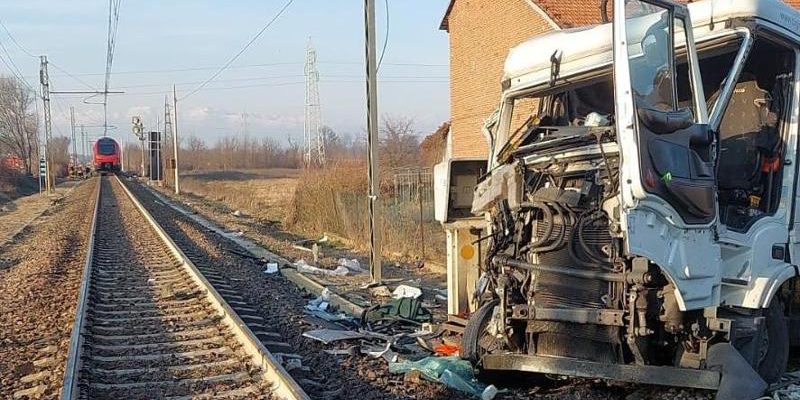 Treno colpisce camion in passaggio a livello di Chivasso: due morti e venti feriti