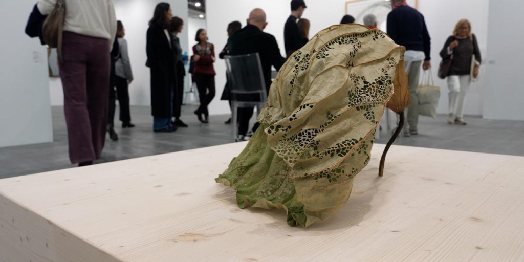 L'Arte della Natura: Elisabetta Di Maggio e la sua Opera d'Arte con una Foglia di Loto Scolpita a Mano