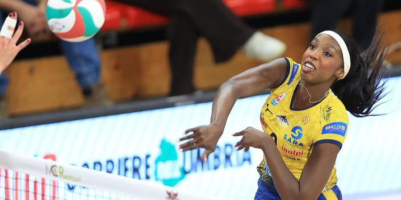 Pallavolista azzurra denuncia offese razziste da tifosi di Pinerolo: il silenzio non è più un’opzione