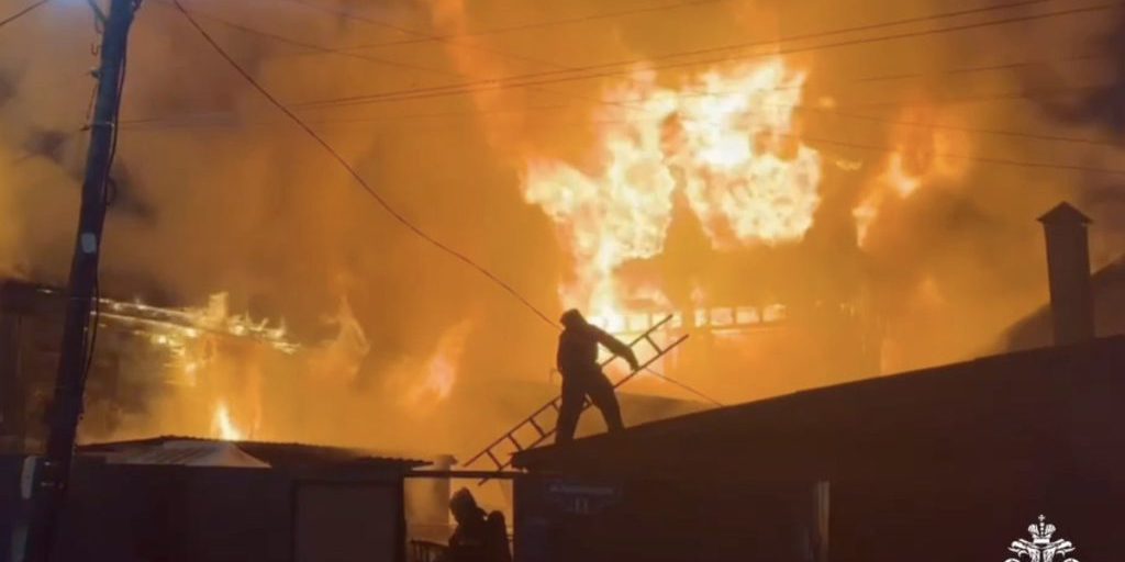В Твери загорелся частный дом