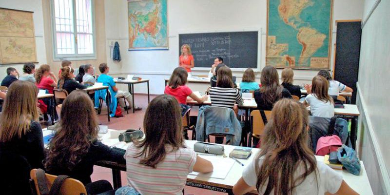 Incidente scolastico: studente di 15 anni punta pistola contro professore, ma sostiene si trattava di uno scherzo