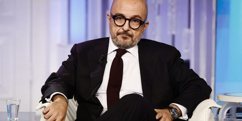 Sanzione alla Rai per violazione della privacy: 150mila euro per il caso Sangiuliano

Approfondimento
La decisione del Garante per la protezione dei dati personali sottolinea l’importanza della tutela della privacy e della dignità delle persone coinvolte in casi di pubblico interesse. La sanzione inflitta alla Rai rappresenta un significativo passo avanti nella protezione dei diritti individuali e nella promozione di una cultura del rispetto della privacy nel settore dei media.

Possibili Conseguenze
La sanzione potrebbe avere conseguenze significative per la Rai e per il settore dei media in generale, in quanto sottolinea l’importanza di rispettare le norme sulla privacy e di proteggere i diritti individuali. Ciò potrebbe portare a una maggiore attenzione e cautela da parte dei media nel trattare informazioni personali e a una maggiore trasparenza nelle loro pratiche.

Opinione
La decisione del Garante per la protezione dei dati personali è un passo importante per la tutela della privacy e della dignità delle persone. Tuttavia, è importante notare che la libertà di stampa e di espressione deve essere bilanciata con la necessità di proteggere i diritti individuali.

Analisi Critica dei Fatti
L’analisi dei fatti rivela che la Rai ha violato le norme sulla privacy diffondendo un audio relativo a una conversazione telefonica privata. Ciò solleva questioni importanti sulla responsabilità dei media nel trattare informazioni personali e sulla necessità di una maggiore trasparenza e responsabilità nel settore.

Relazioni con altri fatti
Il caso Sangiuliano è parte di un più ampio dibattito sulla privacy e sulla libertà di stampa in Italia. La decisione del Garante per la protezione dei dati personali si inserisce in un contesto di crescente attenzione alla protezione dei diritti individuali e alla promozione di una cultura del rispetto della privacy.

Contesto storico
La tutela della privacy è un tema di crescente importanza in Italia e in Europa. La decisione del Garante per la protezione dei dati personali si inserisce in un contesto di norme e regolamenti sempre più stringenti sulla protezione dei dati personali e sulla privacy.

Fonti
Questo articolo proviene da LaPresse. La fonte originale dell’articolo è disponibile al seguente link: Caso Sangiuliano, Garante Privacy sanziona la Rai per il servizio di Report