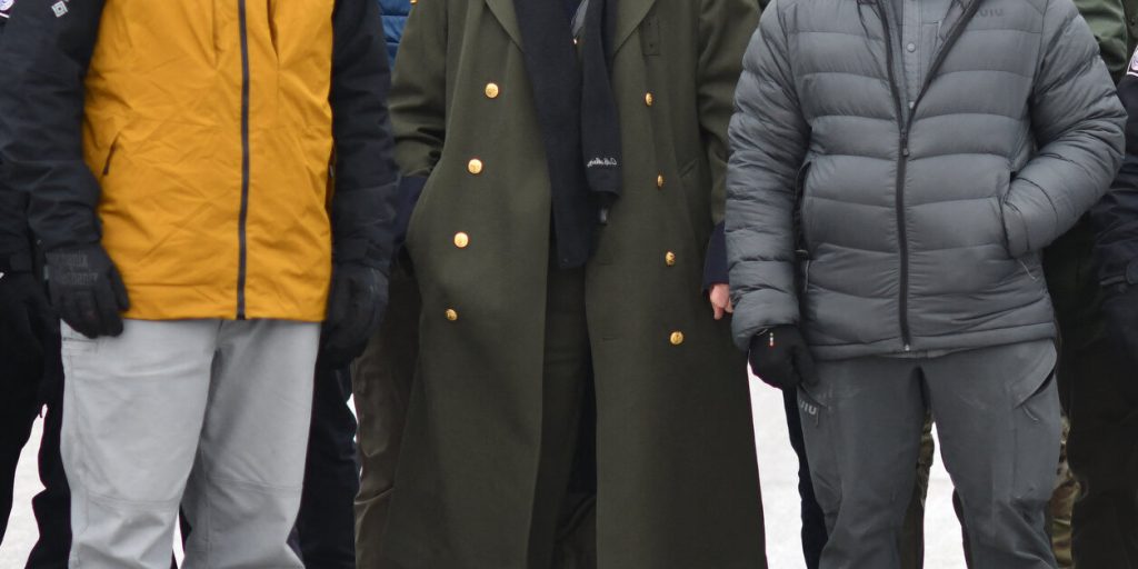 Il cappotto di Gregory Bovino: simbolo di conflitto nelle deportazioni