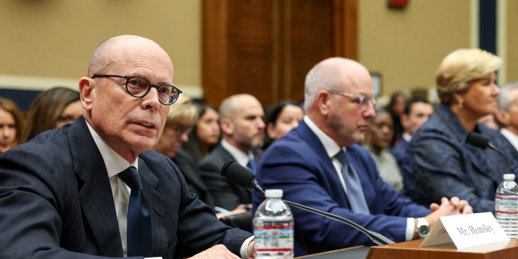 Le grandi compagnie di assicurazione spostano la responsabilità dei costi sanitari su ospedali e produttori di farmaci