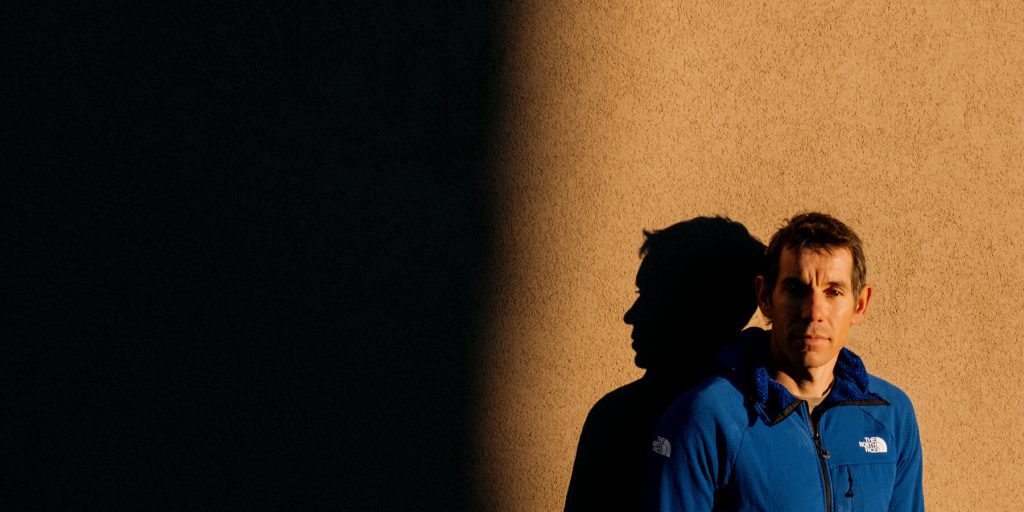 Alex Honnold punta a una nuova scalata senza corde, teme le conseguenze per la famiglia