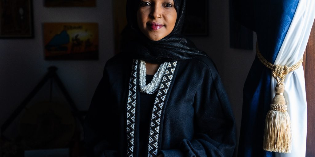 Ilhan Omar subisce attacchi razzisti da parte di Trump e la sua comunità affronta nuove restrizioni sull'immigrazione