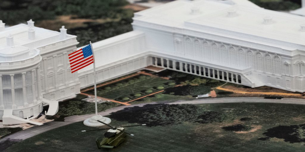 Trump nomina membri della Commissione delle Belle Arti per sostenere l’aggiunta di un ballroom alla Casa Bianca, ma un giudice federale potrebbe bloccarlo