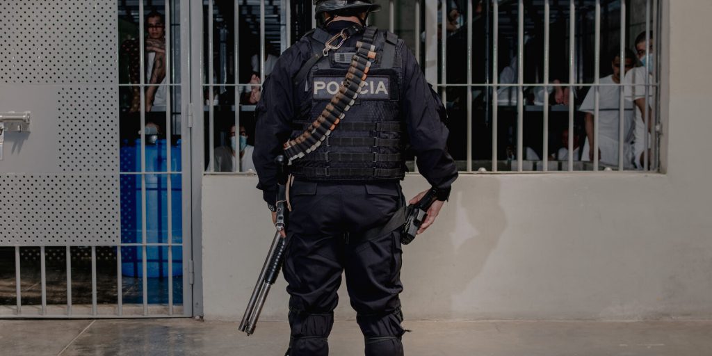 Giudice federale chiede all’amministrazione di decidere entro il 5 gennaio se restituire o permettere contestazioni ai venezuelani deportati