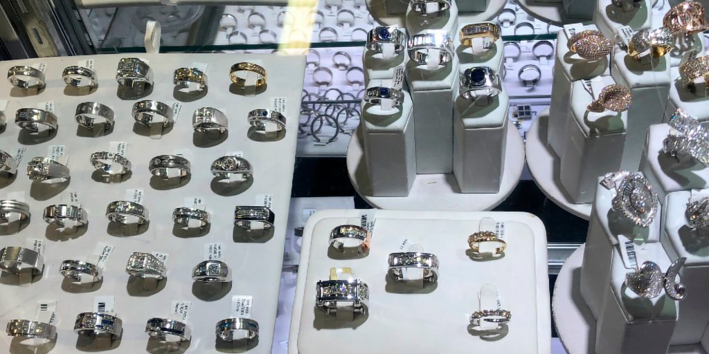 Uomo accusato di furto di gioielli da 100 milioni di dollari deportato, impedendo il processo