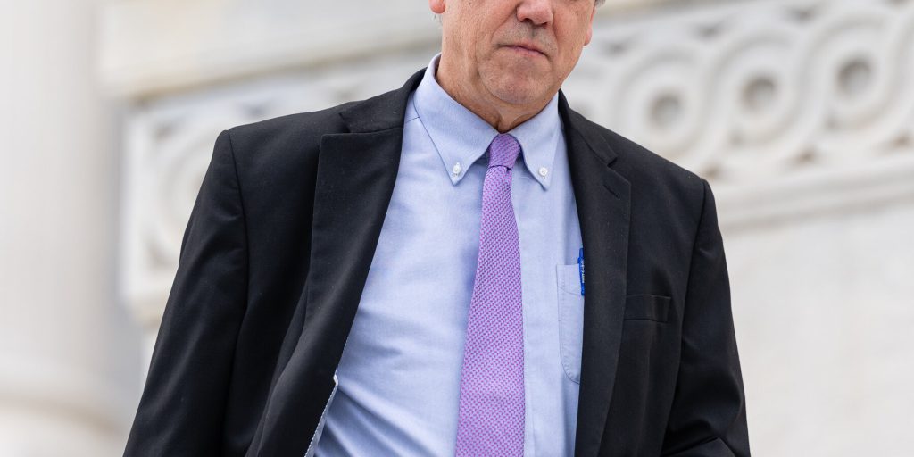 Il senatore Jeff Merkley tiene un discorso record di quasi 23 ore contro l'autoritarismo dell'amministrazione Trump