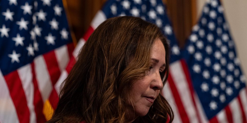 Disputa sul Congresso: Adelita Grijalva Lotta per il Suo Insediamento contro il Presidente della Camera