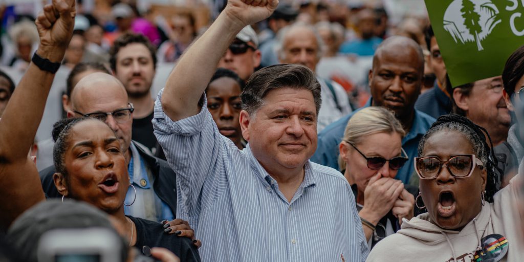 Giustizia federale denuncia Illinois per legge che limita l'applicazione dell'immigrazione