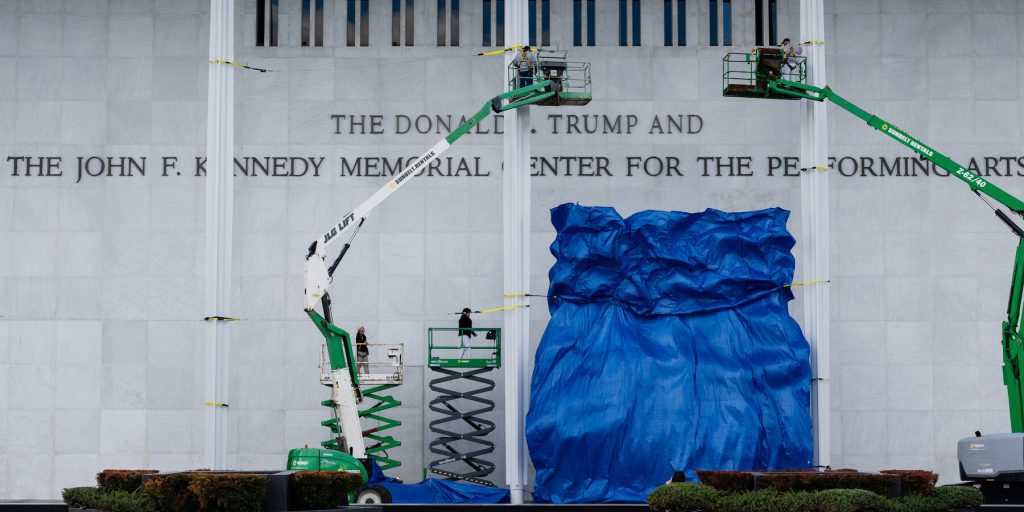 Causa legale per rimuovere il nome di Trump dal Kennedy Center