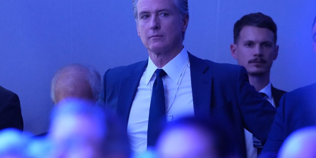 Newsom accusa Trump di aver impedito la sua partecipazione a Davos