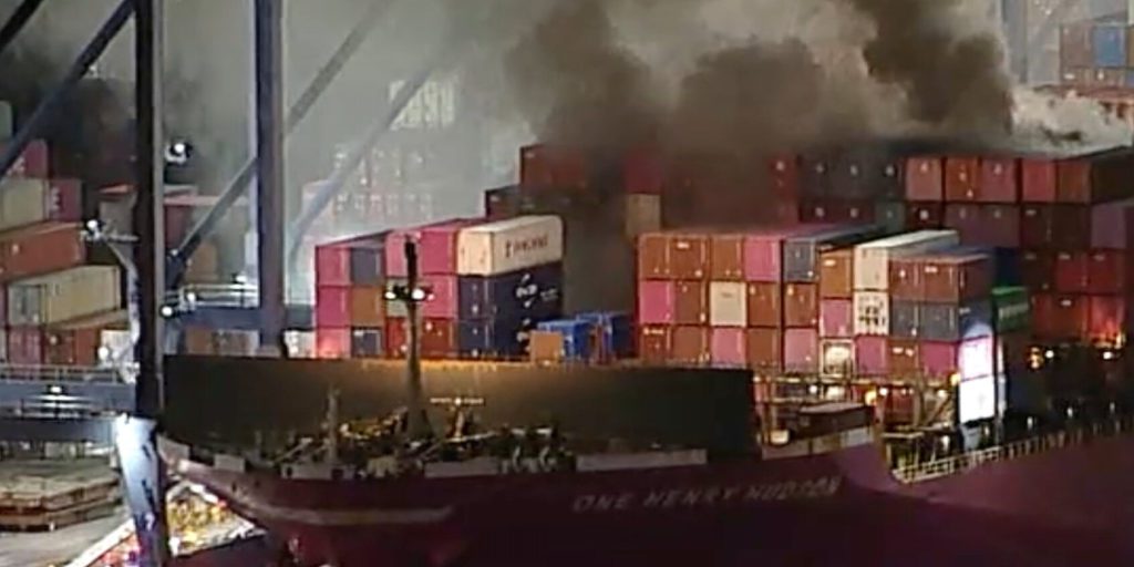 Incendio elettrico su nave cargo a Los Angeles: evacuazione senza ferite