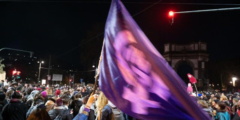 Fotografo aggredito al corteo Non una di meno a Torino: fotocamera buttata a terra