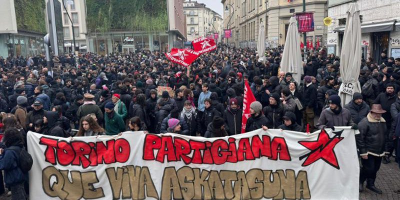 Corteo a Torino si trasforma in scontro con la polizia: 11 agenti feriti e incendi di idranti