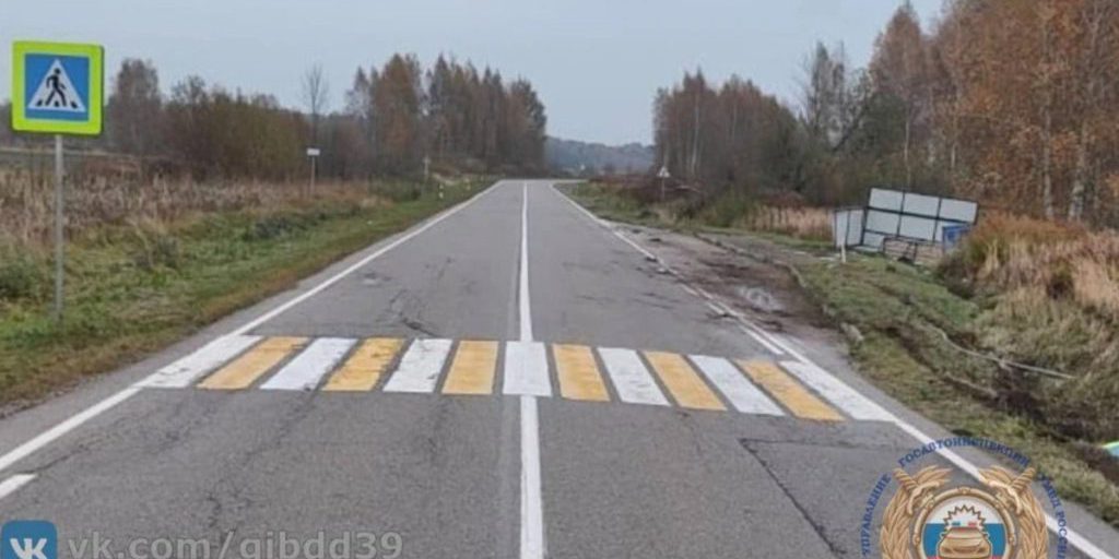 В Краснознаменском районе иномарка врезалась в остановку и травмировала девушек