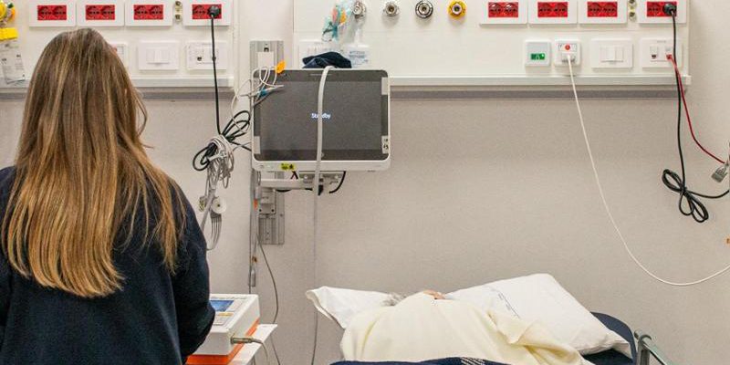 Torino, incubo tra le corsie di un ospedale: “Anziani seviziati e legati al letto in modo feroce”