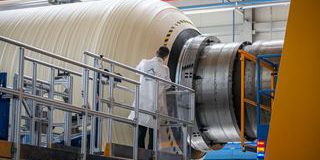 Avio ottiene il via libera per l'aumento di capitale da 400 milioni di euro, un passo importante per la crescita della società nel settore dei lanciatori spaziali e dei sistemi di propulsione

Approfondimento
L'approvazione dell'aumento di capitale rappresenta un importante passo avanti per Avio, che potrà così disporre di risorse finanziarie aggiuntive per sostenere la sua crescita e lo sviluppo dei suoi progetti.

Possibili Conseguenze
L'aumento di capitale potrebbe avere un impatto positivo sulla società, consentendole di investire in nuove tecnologie e di espandere la sua presenza nel mercato dei lanciatori spaziali e dei sistemi di propulsione.

Opinione
La decisione dei soci di approvare l'aumento di capitale è un segno di fiducia nella strategia di Avio e nelle sue prospettive di crescita.

Analisi Critica dei Fatti
L'approvazione dell'aumento di capitale è il risultato di un processo di valutazione e di discussione tra i soci e la società, e rappresenta un esempio di come le decisioni aziendali possano essere prese in modo trasparente e responsabile.

Relazioni con altri fatti
L'aumento di capitale di Avio si inserisce nel contesto di un mercato dei lanciatori spaziali e dei sistemi di propulsione in rapida evoluzione, e potrebbe avere un impatto sulla competizione e sulla dinamica del settore.

Contesto storico
Avio ha una lunga storia di innovazione e di sviluppo nel settore dei lanciatori spaziali e dei sistemi di propulsione, e l'approvazione dell'aumento di capitale rappresenta un ulteriore passo avanti nella sua strategia di crescita e di espansione.

Fonti
La notizia è stata riportata da Teleborsa, che ha fornito informazioni dettagliate sull'approvazione dell'aumento di capitale e sulle prospettive di Avio.