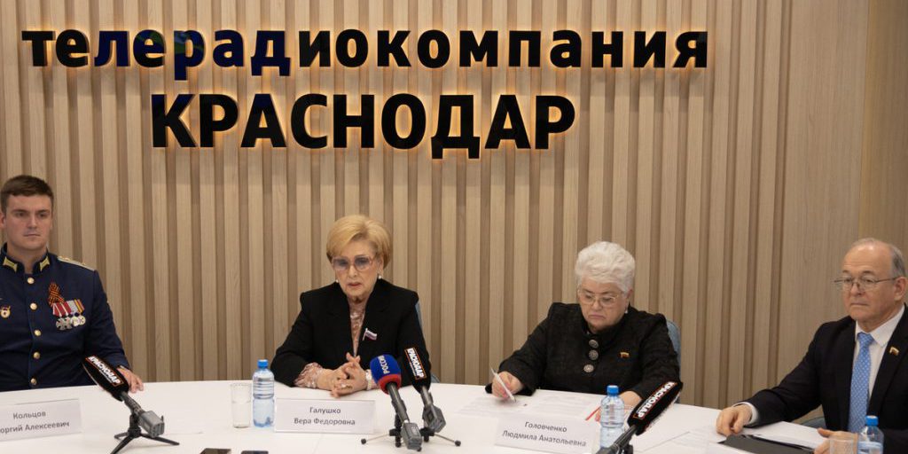 I Deputati della Duma Cittadina di Krasnodar Illustrano i Piani Futuri e Rispondono alle Domande dei Giornalisti