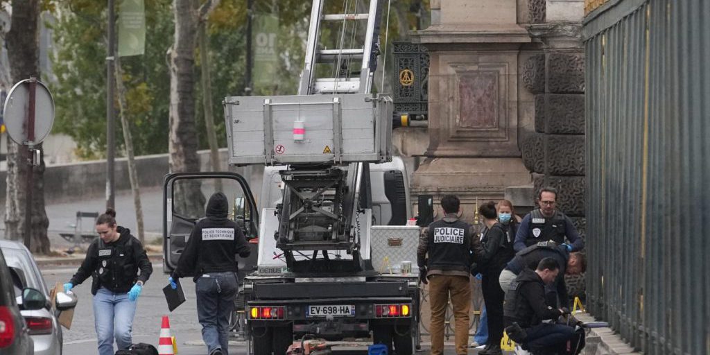 Colpo al Louvre: la scala dei ladri diventa uno spot pubblicitario geniale per un'azienda tedesca