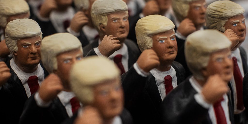 Artigiani italiani inseriscono statuette di Trump nelle scene della Natività