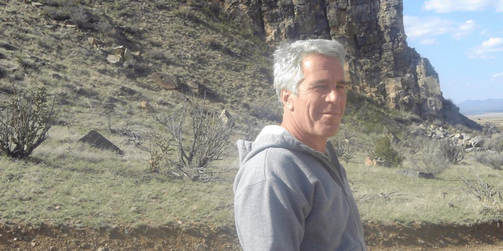 Dipartimento di Giustizia rimuove e ripristina foto di Trump, denuncia affermazioni false e sensazionalistiche