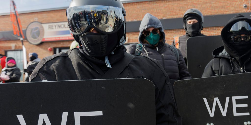 Agente ICE accusato di lesioni minori dopo scontro con attivista per i diritti degli immigrati