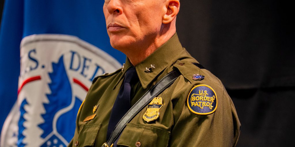 Detenzione di un bambino di cinque anni a Minneapolis: la fotografia in rete mette in luce le pratiche di ICE e Border Patrol