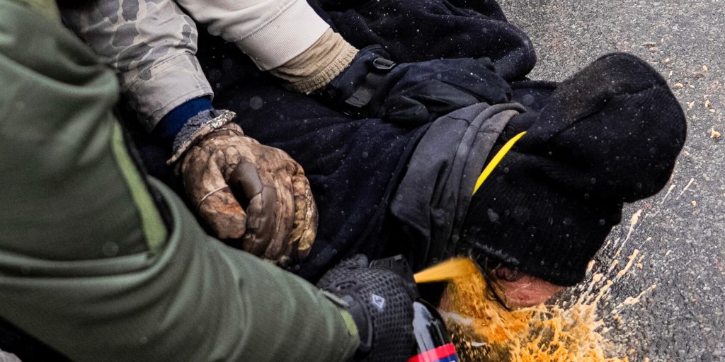 Video mostra agente di frontiera che spruzza peperoncino a uomo tenuto a terra a Minneapolis