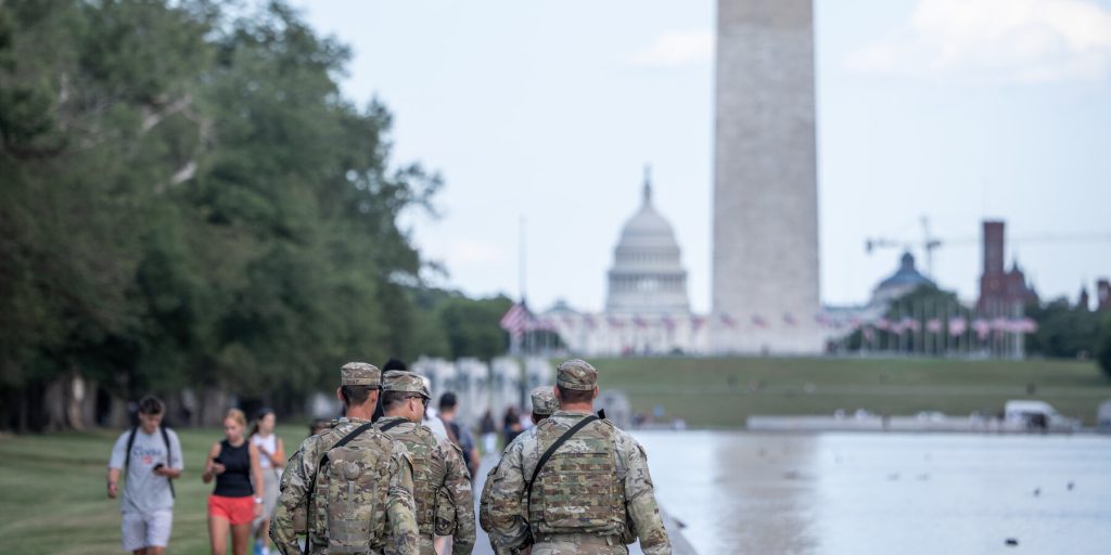 Proteste a Washington: un manifestante fa causa dopo essere stato arrestato per aver suonato la canzone di Star Wars durante una protesta contro la Guardia Nazionale