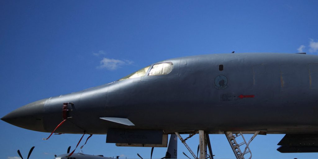 Bombardieri B-1 degli Stati Uniti sorvolano lo spazio aereo vicino al Venezuela in un'esibizione di forza militare