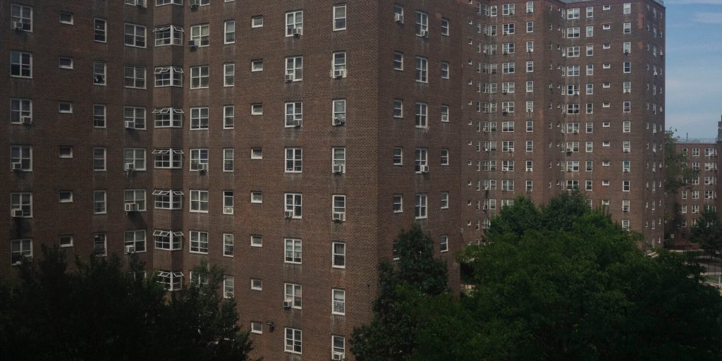 HUD impone alle autorità dell’alloggio pubblico di verificare lo stato migratorio dei residenti entro 30 giorni