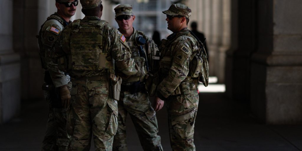 Richiesta di blocco della deployazione della Guardia Nazionale a Washington D.C. solleva interrogativi sulla separazione dei poteri e il ruolo delle forze armate nella società civile